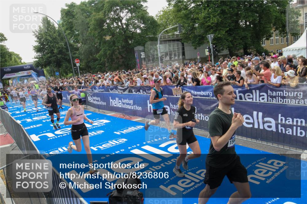29.06.2025 - hella hamburg halbmarathon Michael Strokosch http://msf.ph/oto/8236806 29.06.2025 11:45:49 Ziel 2134, 5059, 5268, 5355, 6344, 6680, 7073, 9937, 11464, 12687, 12688, 13902, 15318, 15688, 16390, 16839, 17122, 17288, 17943 meine-sportfotos.de