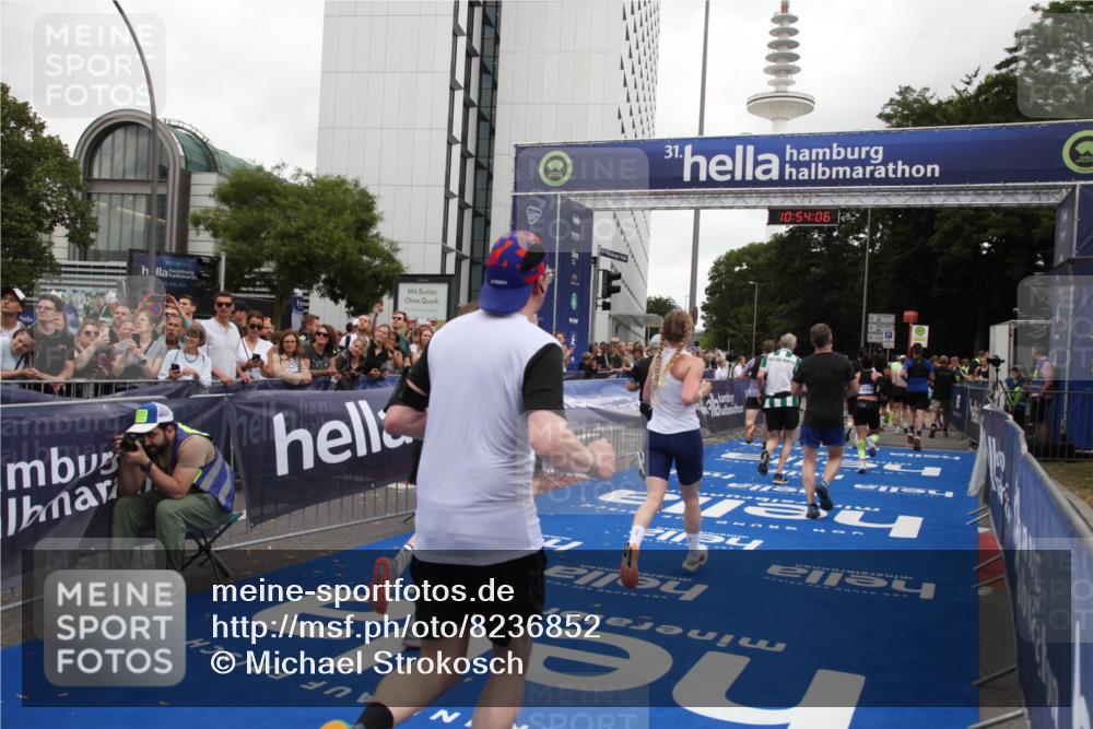 29.06.2025 - hella hamburg halbmarathon Michael Strokosch http://msf.ph/oto/8236852 29.06.2025 10:54:05 Ziel 1151, 1815, 2432, 3096, 6356, 6374, 6481, 7918, 8394, 9032, 11499, 11789, 12379, 13032, 13869, 14175, 17348, 18308, 18879 meine-sportfotos.de