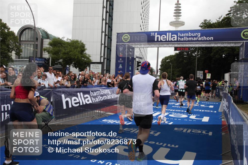 29.06.2025 - hella hamburg halbmarathon Michael Strokosch http://msf.ph/oto/8236873 29.06.2025 10:54:05 Ziel 1151, 1815, 2432, 3096, 6356, 6374, 6481, 7918, 8394, 9032, 11499, 11789, 12379, 13032, 13869, 14175, 17348, 18308, 18879 meine-sportfotos.de