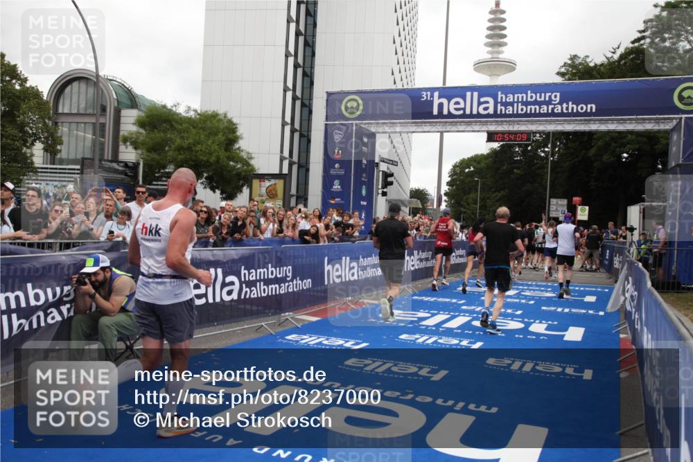 29.06.2025 - hella hamburg halbmarathon Michael Strokosch http://msf.ph/oto/8237000 29.06.2025 10:54:08 Ziel 1151, 1410, 1815, 3096, 3208, 3209, 6294, 6356, 6374, 6581, 8394, 9032, 11499, 12379, 13397, 16871, 17348, 18308 meine-sportfotos.de