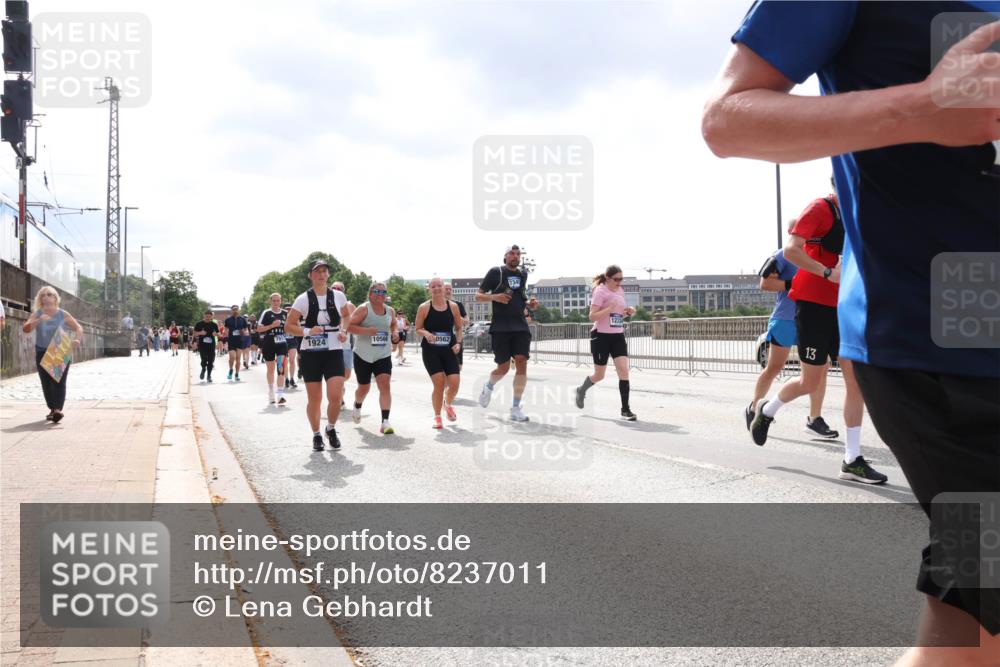 29.06.2025 - hella hamburg halbmarathon Lena Gebhardt http://msf.ph/oto/8237011 29.06.2025 10:45:14 Lombardsbrücke 1024, 1273, 1629, 1685, 1713, 1798, 1924, 2007, 2216, 2217, 2779, 3160, 3164, 3357, 3377, 3570, 3879, 3993, 4099, 4102, 4186, 4275, 4306, 4337, 4504, 4820, 4851, 5099, 5108, 5190, 5339, 5636, 5949, 6150, 6509, 6763, 6788, 6841, 6888, 6911, 6922, 6980, 7283, 7530, 7541, 7699, 7859, 7912, 8582, 8594, 8605, 8762, 8907, 9036, 9084, 9085, 9620, 10030, 10182, 10225, 10562, 10566, 10668, 10707, 11272, 11314, 12198, 12318, 12332, 12334, 12394, 13039, 13261 meine-sportfotos.de
