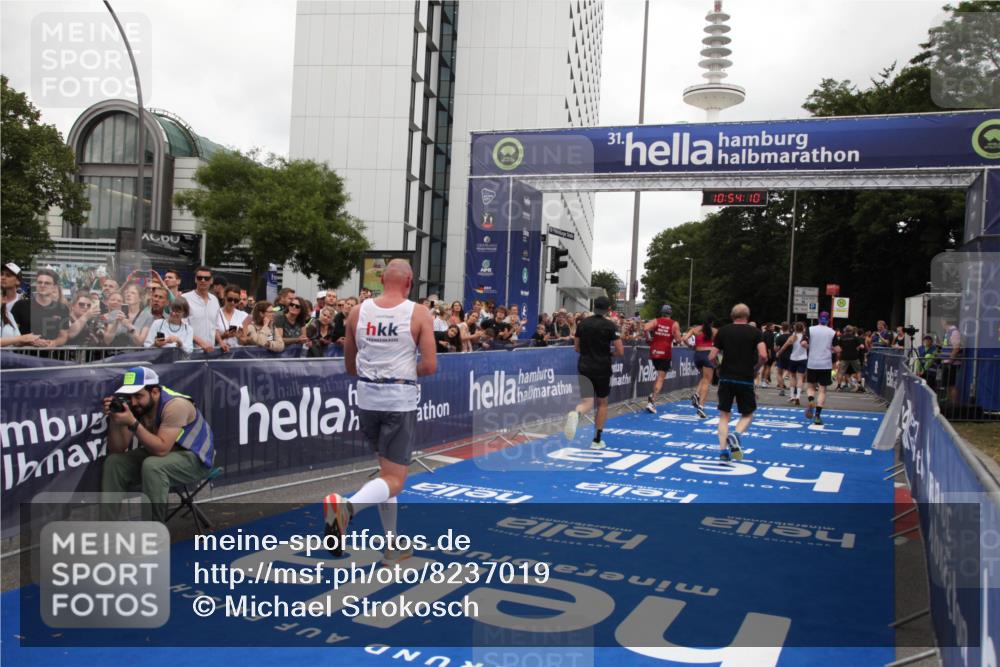 29.06.2025 - hella hamburg halbmarathon Michael Strokosch http://msf.ph/oto/8237019 29.06.2025 10:54:08 Ziel 1151, 1410, 1815, 3096, 3208, 3209, 6294, 6356, 6374, 6581, 8394, 9032, 11499, 12379, 13397, 16871, 17348, 18308 meine-sportfotos.de