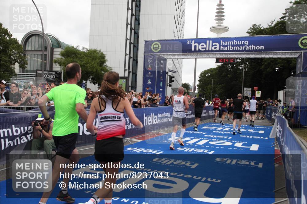 29.06.2025 - hella hamburg halbmarathon Michael Strokosch http://msf.ph/oto/8237043 29.06.2025 10:54:09 Ziel 1151, 1410, 1815, 3096, 3208, 3209, 5638, 6294, 6356, 6581, 8390, 9032, 11499, 12379, 13397, 16871, 17348, 18308 meine-sportfotos.de
