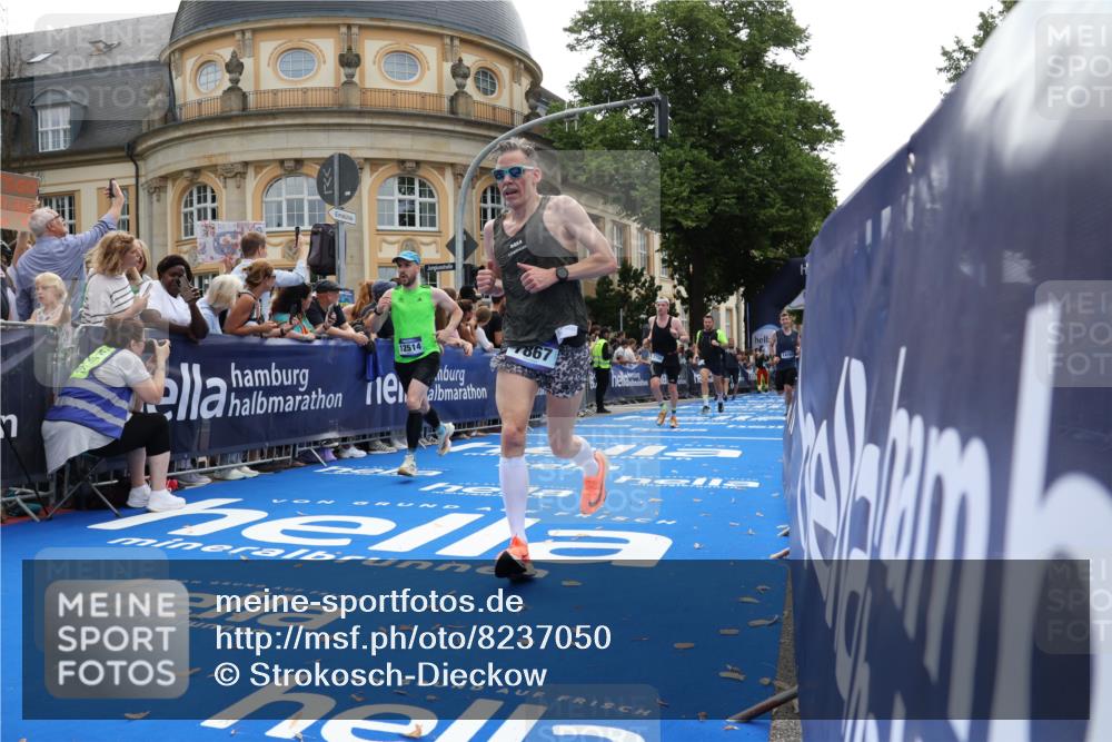29.06.2025 - hella hamburg halbmarathon Strokosch-Dieckow http://msf.ph/oto/8237050 29.06.2025 10:35:18 Ziel 4944, 7867, 10877, 11898, 12514, 13798, 14789, 15390, 15415, 15701, 15773, 15931 meine-sportfotos.de