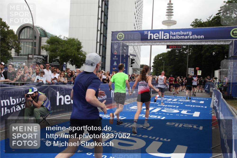 29.06.2025 - hella hamburg halbmarathon Michael Strokosch http://msf.ph/oto/8237062 29.06.2025 10:54:10 Ziel 1151, 1410, 3208, 3209, 5638, 6294, 6356, 6581, 8390, 9032, 9791, 11499, 12379, 13397, 13794, 16871, 17348, 18308 meine-sportfotos.de