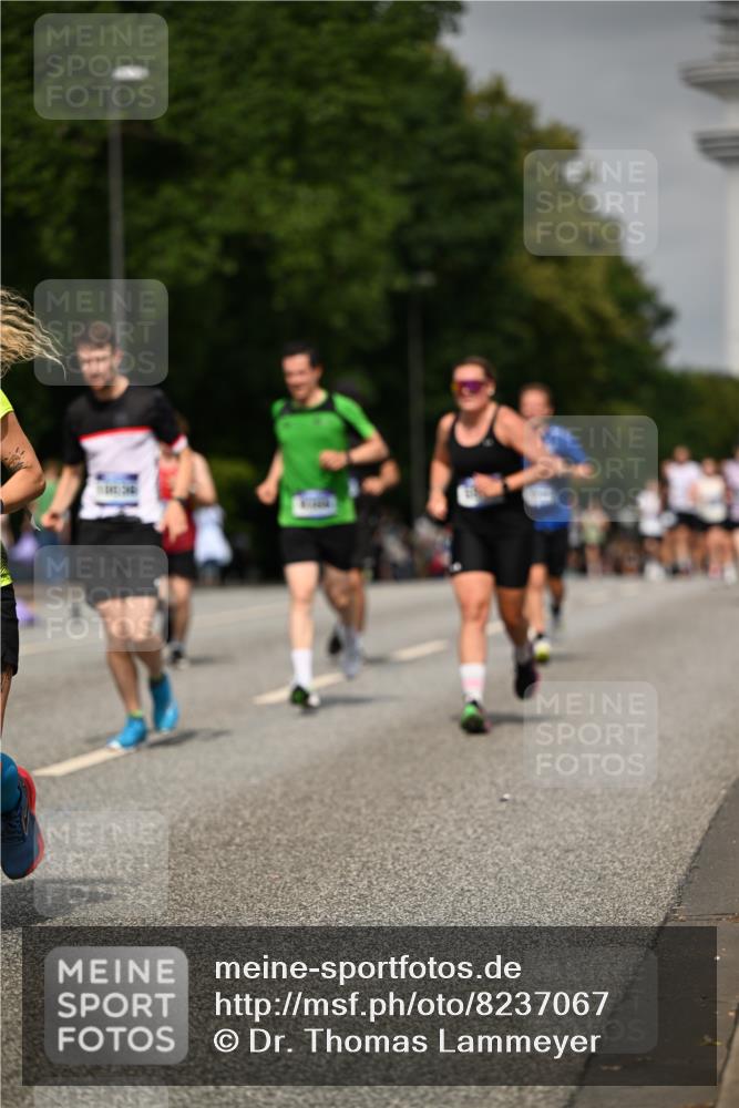 29.06.2025 - hella hamburg halbmarathon Dr. Thomas Lammeyer http://msf.ph/oto/8237067 29.06.2025 10:13:48 Kennedybrücke 1573, 1838, 3921, 5511, 7042, 7187, 7333, 7636, 8219, 8890, 9366, 9434, 9674, 9781, 10036, 10943, 11027 meine-sportfotos.de