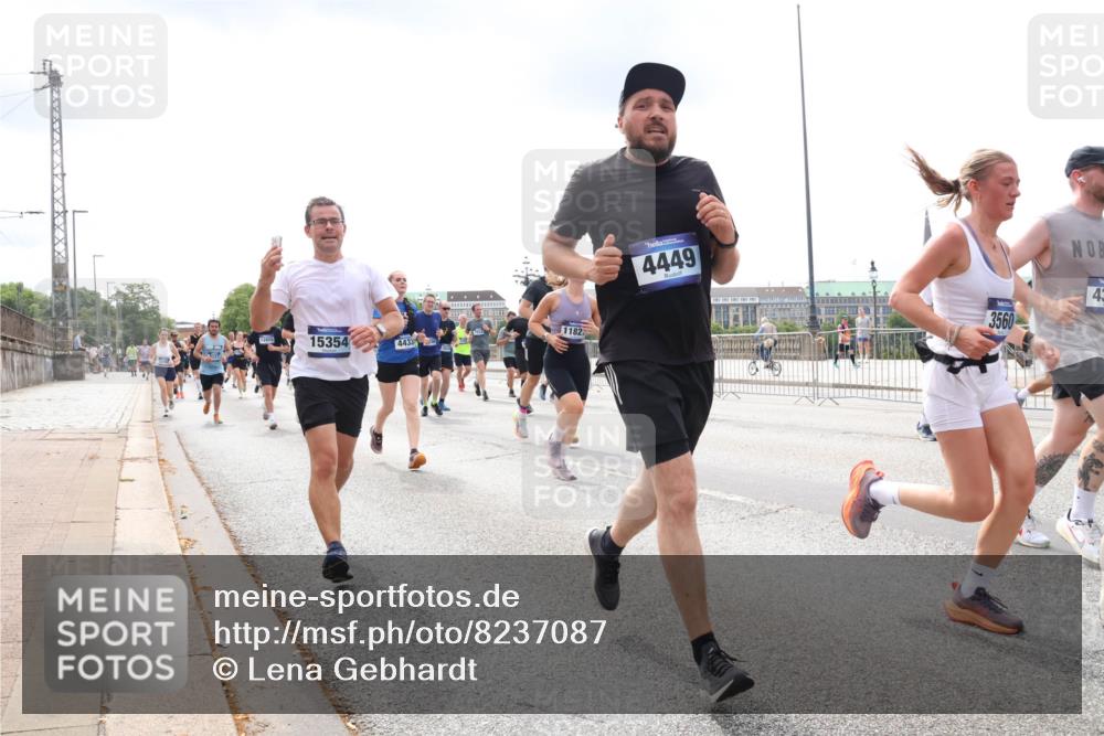29.06.2025 - hella hamburg halbmarathon Lena Gebhardt http://msf.ph/oto/8237087 29.06.2025 10:33:43 Lombardsbrücke 1189, 1275, 1417, 1764, 1896, 1995, 2342, 2482, 2776, 2838, 3170, 3264, 3340, 3341, 3345, 3560, 3812, 4164, 4361, 4433, 4445, 4449, 4479, 4696, 4942, 5075, 5096, 5141, 5557, 5561, 5566, 5569, 5584, 5691, 5821, 5822, 5887, 6109, 6364, 6515, 6516, 6854, 6956, 6999, 7027, 7565, 7653, 7705, 8021, 8157, 8202, 8282, 8375, 8377, 8383, 8401, 8891, 9094, 9234, 9258, 9438, 9591, 9592, 9750, 9780, 9799, 9875, 9995, 10007, 10071, 10561, 11811, 11826 meine-sportfotos.de