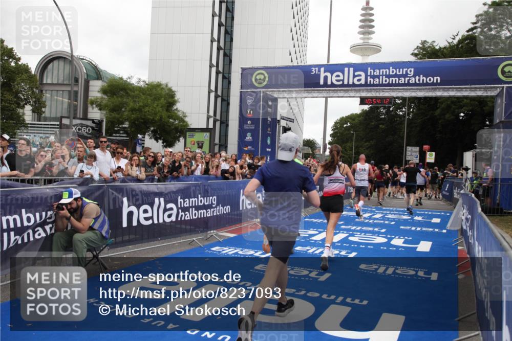 29.06.2025 - hella hamburg halbmarathon Michael Strokosch http://msf.ph/oto/8237093 29.06.2025 10:54:10 Ziel 1151, 1410, 3208, 3209, 5638, 6294, 6356, 6581, 8390, 9032, 9791, 11499, 12379, 13397, 13794, 16871, 17348, 18308 meine-sportfotos.de
