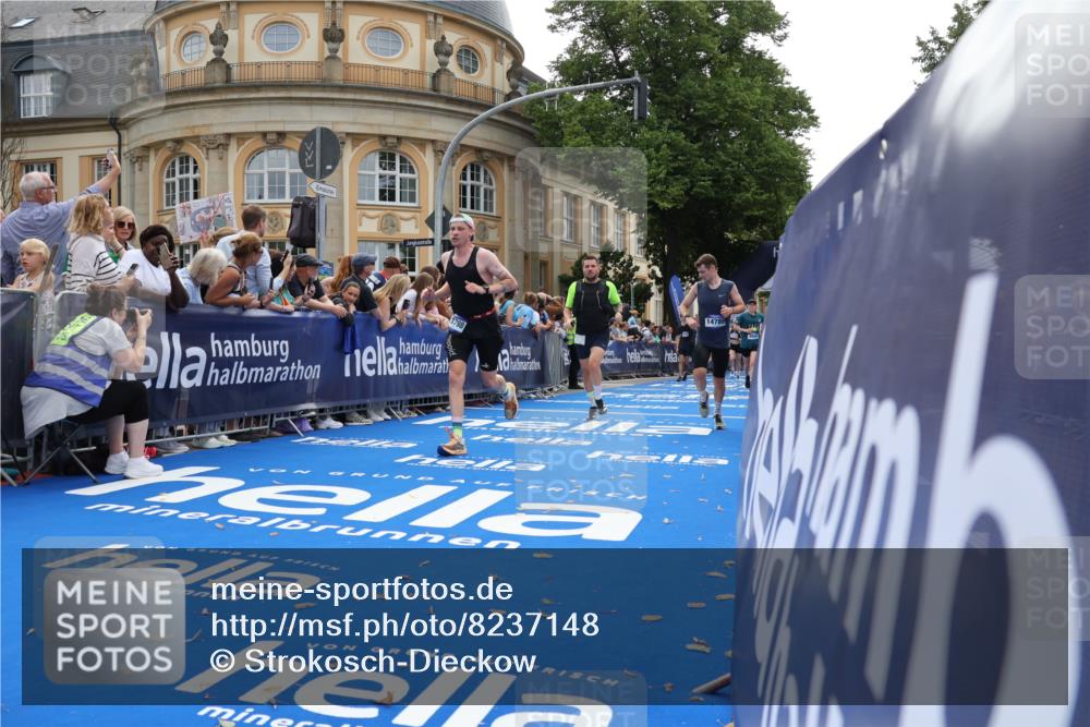 29.06.2025 - hella hamburg halbmarathon Strokosch-Dieckow http://msf.ph/oto/8237148 29.06.2025 10:35:20 Ziel 1889, 4050, 4944, 7867, 10771, 10877, 11898, 12514, 13798, 14789, 15390, 15701, 15773, 15931, 15959, 16811 meine-sportfotos.de