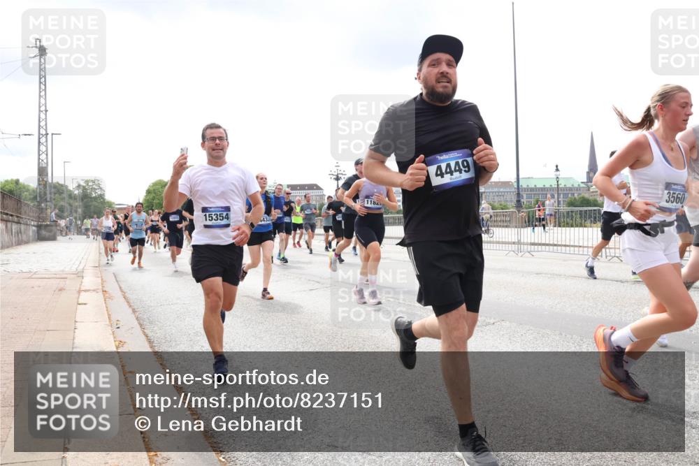 29.06.2025 - hella hamburg halbmarathon Lena Gebhardt http://msf.ph/oto/8237151 29.06.2025 10:33:43 Lombardsbrücke 1189, 1275, 1417, 1764, 1896, 1995, 2342, 2482, 2776, 2838, 3170, 3264, 3340, 3341, 3345, 3560, 3812, 4164, 4361, 4433, 4445, 4449, 4479, 4696, 4942, 5075, 5096, 5141, 5557, 5561, 5566, 5569, 5584, 5691, 5821, 5822, 5887, 6109, 6364, 6515, 6516, 6854, 6956, 6999, 7027, 7565, 7653, 7705, 8021, 8157, 8202, 8282, 8375, 8377, 8383, 8401, 8891, 9094, 9234, 9258, 9438, 9591, 9592, 9750, 9780, 9799, 9875, 9995, 10007, 10071, 10561, 11811, 11826 meine-sportfotos.de