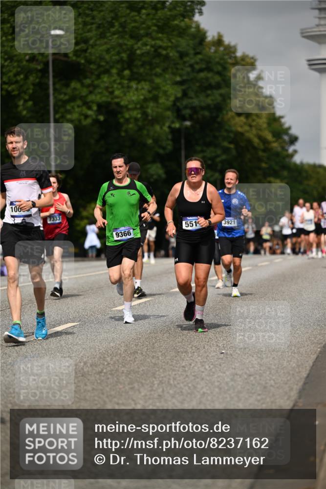 29.06.2025 - hella hamburg halbmarathon Dr. Thomas Lammeyer http://msf.ph/oto/8237162 29.06.2025 10:13:49 Kennedybrücke 1573, 1838, 3921, 5511, 7042, 7187, 7333, 7636, 8219, 8890, 9366, 9434, 9674, 9781, 10036, 10943, 11027 meine-sportfotos.de