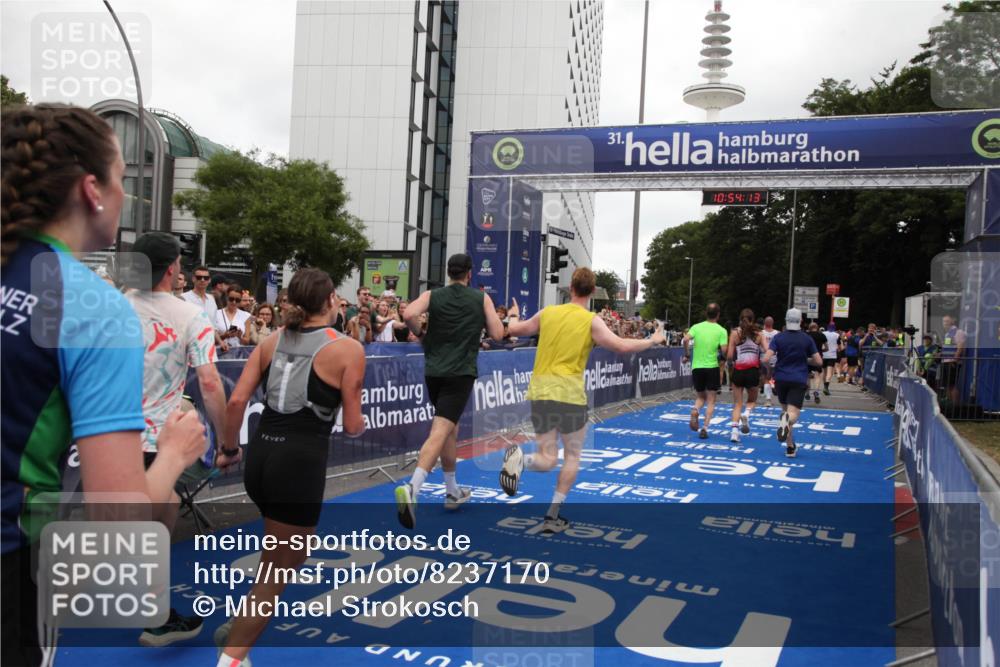 29.06.2025 - hella hamburg halbmarathon Michael Strokosch http://msf.ph/oto/8237170 29.06.2025 10:54:12 Ziel 1410, 3208, 3209, 3898, 5638, 6294, 6443, 6581, 8390, 9032, 9791, 11499, 12213, 12379, 13397, 13794, 15524, 16780, 16871 meine-sportfotos.de