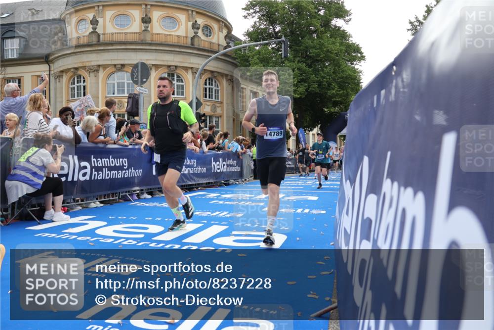 29.06.2025 - hella hamburg halbmarathon Strokosch-Dieckow http://msf.ph/oto/8237228 29.06.2025 10:35:21 Ziel 1889, 4050, 4944, 7867, 10771, 10877, 11898, 12514, 13798, 14789, 15390, 15701, 15773, 15931, 15959, 16811, 19022 meine-sportfotos.de