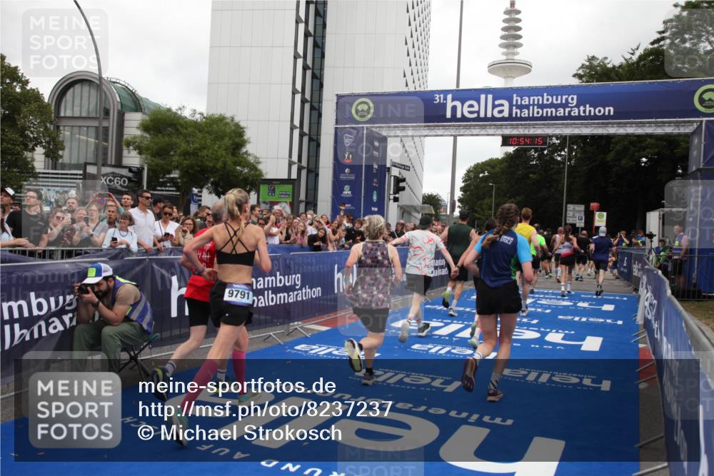 29.06.2025 - hella hamburg halbmarathon Michael Strokosch http://msf.ph/oto/8237237 29.06.2025 10:54:13 Ziel 1410, 3208, 3209, 3898, 5638, 6294, 6443, 6581, 8390, 9791, 11499, 12213, 12379, 13397, 13794, 15169, 15524, 16780, 16871 meine-sportfotos.de