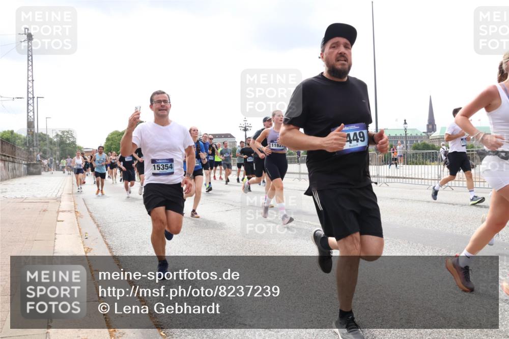29.06.2025 - hella hamburg halbmarathon Lena Gebhardt http://msf.ph/oto/8237239 29.06.2025 10:33:43 Lombardsbrücke 1189, 1275, 1417, 1764, 1896, 1995, 2342, 2482, 2776, 2838, 3170, 3264, 3340, 3341, 3345, 3560, 3812, 4164, 4361, 4433, 4445, 4449, 4479, 4696, 4942, 5075, 5096, 5141, 5557, 5561, 5566, 5569, 5584, 5691, 5821, 5822, 5887, 6109, 6364, 6515, 6516, 6854, 6956, 6999, 7027, 7565, 7653, 7705, 8021, 8157, 8202, 8282, 8375, 8377, 8383, 8401, 8891, 9094, 9234, 9258, 9438, 9591, 9592, 9750, 9780, 9799, 9875, 9995, 10007, 10071, 10561, 11811, 11826 meine-sportfotos.de