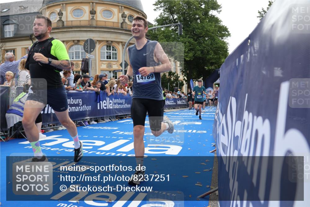 29.06.2025 - hella hamburg halbmarathon Strokosch-Dieckow http://msf.ph/oto/8237251 29.06.2025 10:35:21 Ziel 1889, 4050, 4944, 7867, 10771, 10877, 11898, 12514, 13798, 14789, 15390, 15701, 15773, 15931, 15959, 16811, 19022 meine-sportfotos.de