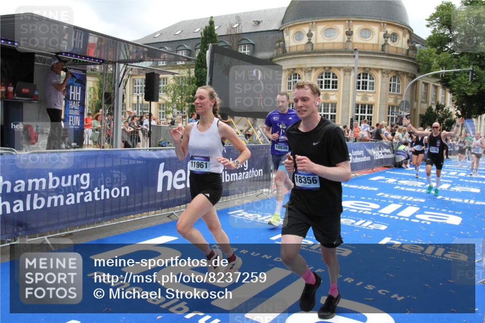 29.06.2025 - hella hamburg halbmarathon Michael Strokosch http://msf.ph/oto/8237259 29.06.2025 10:47:56 Ziel 1604, 1613, 5022, 6836, 8564, 11961, 14383, 14730, 15333, 17451, 18356, 18836 meine-sportfotos.de