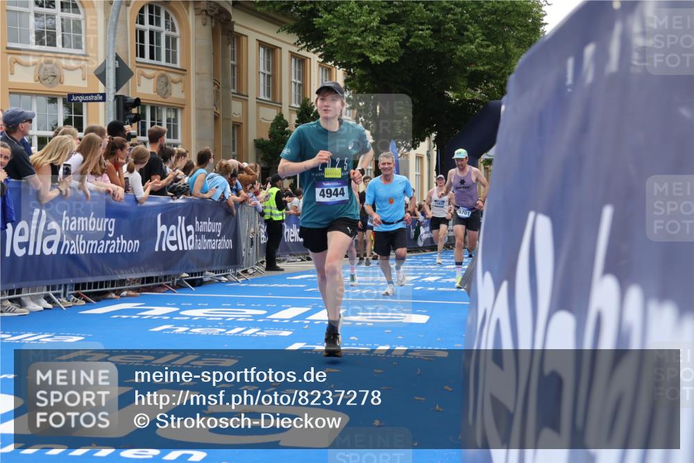 29.06.2025 - hella hamburg halbmarathon Strokosch-Dieckow http://msf.ph/oto/8237278 29.06.2025 10:35:22 Ziel 1889, 4050, 4944, 7867, 10771, 10877, 11898, 13798, 14789, 15390, 15701, 15773, 15931, 15959, 16811, 19022 meine-sportfotos.de
