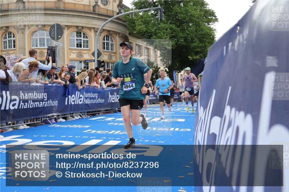 29.06.2025 - hella hamburg halbmarathon Strokosch-Dieckow http://msf.ph/oto/8237296 29.06.2025 10:35:23 Ziel 1344, 1889, 4050, 4944, 10771, 10877, 11898, 13798, 14789, 15390, 15701, 15773, 15931, 15959, 16811, 19022 meine-sportfotos.de