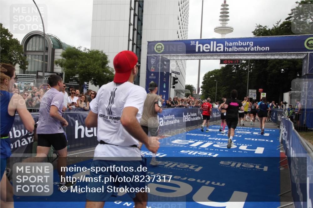 29.06.2025 - hella hamburg halbmarathon Michael Strokosch http://msf.ph/oto/8237317 29.06.2025 10:54:16 Ziel 3103, 3177, 3861, 3898, 5638, 6082, 6084, 6294, 6443, 6581, 7274, 8390, 9791, 12213, 13033, 13397, 13794, 15169, 15524, 16527, 16780, 16871 meine-sportfotos.de