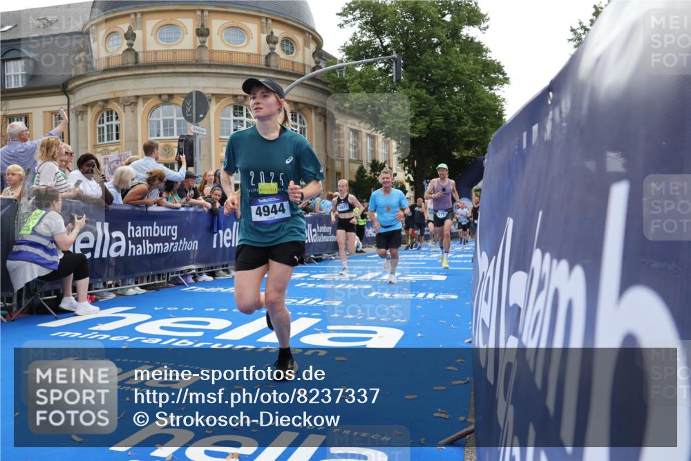 29.06.2025 - hella hamburg halbmarathon Strokosch-Dieckow http://msf.ph/oto/8237337 29.06.2025 10:35:23 Ziel 1344, 1889, 4050, 4944, 10771, 10877, 11898, 13798, 14789, 15390, 15701, 15773, 15931, 15959, 16811, 19022 meine-sportfotos.de
