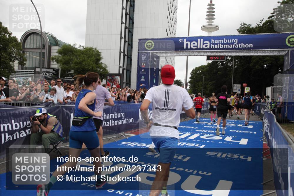 29.06.2025 - hella hamburg halbmarathon Michael Strokosch http://msf.ph/oto/8237343 29.06.2025 10:54:16 Ziel 3103, 3177, 3861, 3898, 5638, 6082, 6084, 6294, 6443, 6581, 7274, 8390, 9791, 12213, 13033, 13397, 13794, 15169, 15524, 16527, 16780, 16871 meine-sportfotos.de