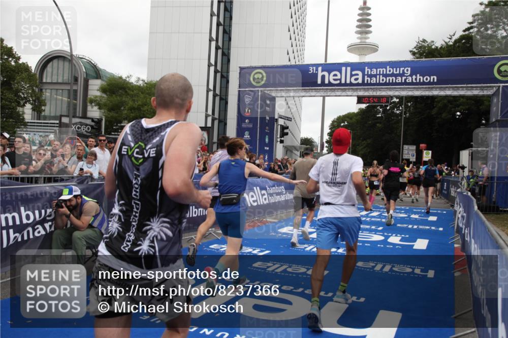 29.06.2025 - hella hamburg halbmarathon Michael Strokosch http://msf.ph/oto/8237366 29.06.2025 10:54:17 Ziel 3103, 3177, 3861, 3898, 5638, 6082, 6084, 6294, 6443, 7274, 8223, 8390, 9791, 12213, 13033, 13397, 13794, 15169, 15524, 16527, 16780, 17087 meine-sportfotos.de