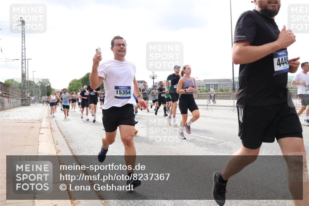 29.06.2025 - hella hamburg halbmarathon Lena Gebhardt http://msf.ph/oto/8237367 29.06.2025 10:33:44 Lombardsbrücke 1189, 1275, 1417, 1705, 1787, 1896, 1995, 2342, 2482, 2776, 2838, 3170, 3264, 3340, 3341, 3345, 3560, 3812, 4164, 4361, 4433, 4445, 4449, 4479, 4696, 4807, 4942, 5075, 5096, 5141, 5557, 5561, 5566, 5569, 5584, 5691, 5821, 5822, 5887, 6109, 6364, 6515, 6516, 6854, 6956, 6999, 7027, 7565, 7653, 7705, 8021, 8157, 8202, 8282, 8375, 8377, 8383, 8401, 8891, 9094, 9234, 9258, 9438, 9591, 9592, 9750, 9780, 9799, 9875, 9995, 10007, 10071, 10561, 11811 meine-sportfotos.de