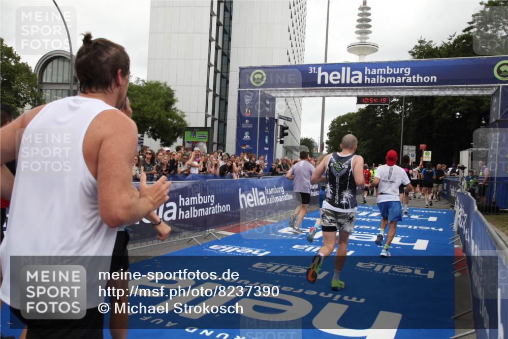 29.06.2025 - hella hamburg halbmarathon Michael Strokosch http://msf.ph/oto/8237390 29.06.2025 10:54:17 Ziel 3103, 3177, 3861, 3898, 5638, 6082, 6084, 6294, 6443, 7274, 8223, 8390, 9791, 12213, 13033, 13397, 13794, 15169, 15524, 16527, 16780, 17087 meine-sportfotos.de