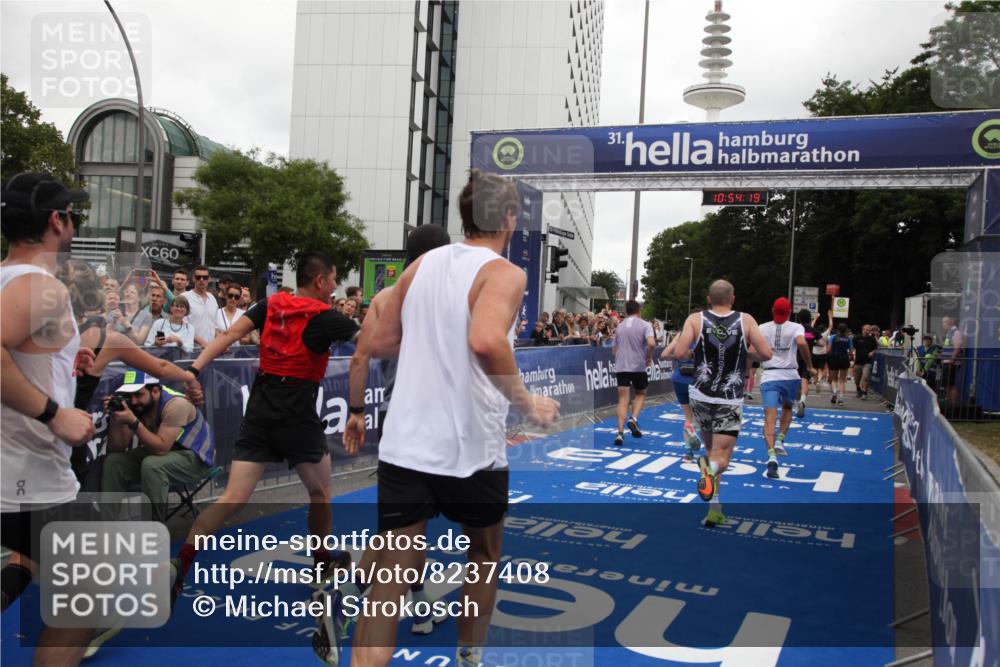 29.06.2025 - hella hamburg halbmarathon Michael Strokosch http://msf.ph/oto/8237408 29.06.2025 10:54:18 Ziel 3103, 3177, 3861, 3898, 5638, 6082, 6084, 6443, 7274, 8223, 8390, 9791, 11430, 12213, 13033, 13794, 13803, 15169, 15524, 16527, 16780, 17087 meine-sportfotos.de