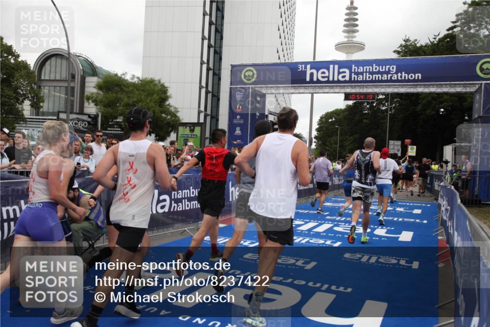 29.06.2025 - hella hamburg halbmarathon Michael Strokosch http://msf.ph/oto/8237422 29.06.2025 10:54:18 Ziel 3103, 3177, 3861, 3898, 5638, 6082, 6084, 6443, 7274, 8223, 8390, 9791, 11430, 12213, 13033, 13794, 13803, 15169, 15524, 16527, 16780, 17087 meine-sportfotos.de