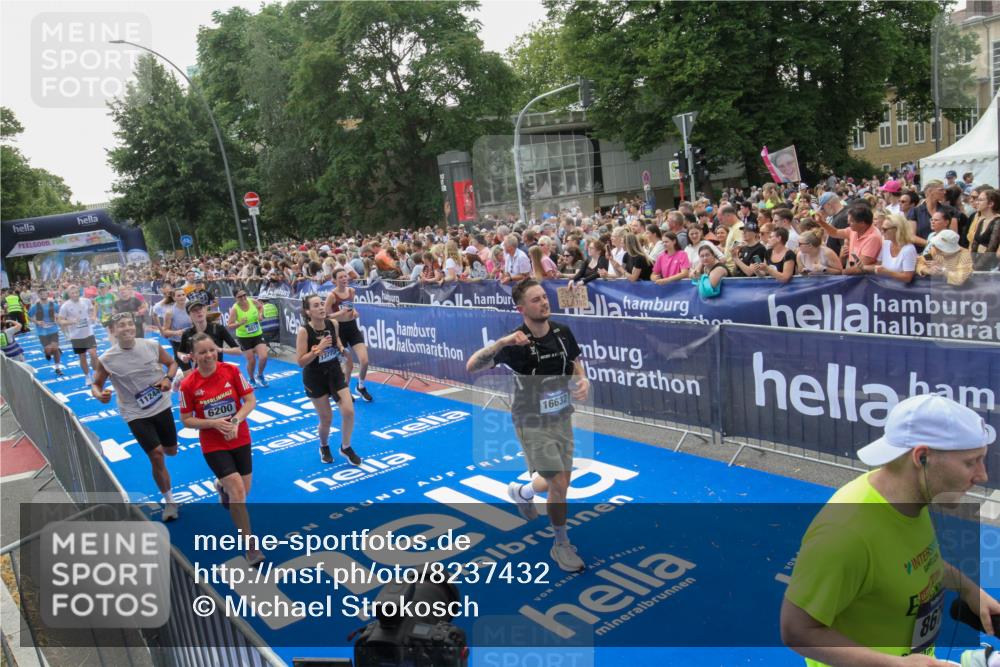 29.06.2025 - hella hamburg halbmarathon Michael Strokosch http://msf.ph/oto/8237432 29.06.2025 11:46:07 Ziel 2113, 2552, 2974, 3242, 6124, 6161, 6200, 7108, 7585, 8615, 8674, 8811, 10001, 11244, 13442, 13456, 13773, 15551, 15588, 15732, 15762, 16632, 16837, 18482, 19168 meine-sportfotos.de