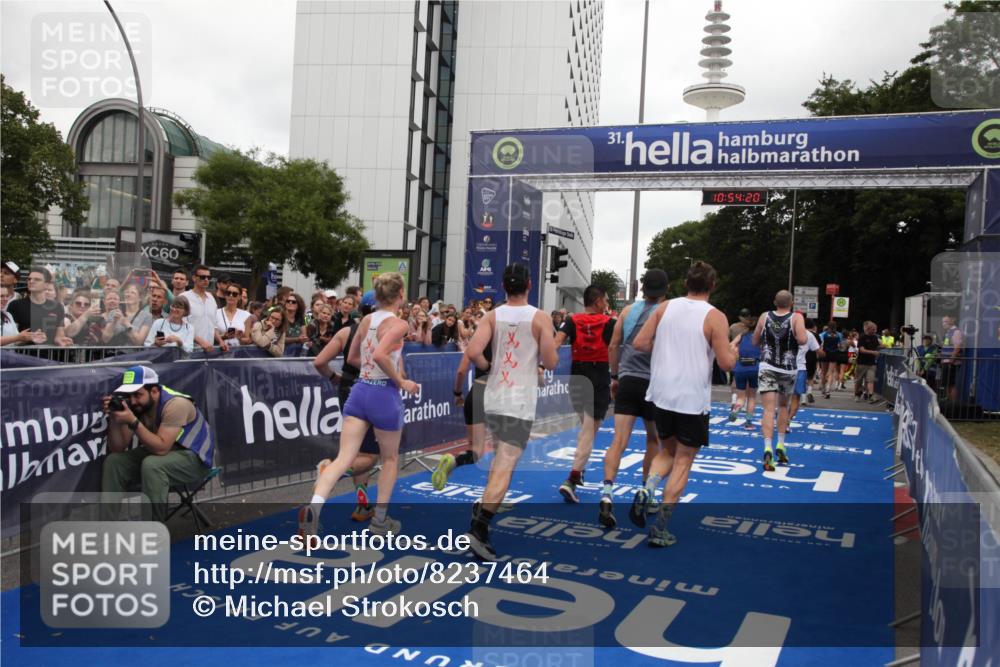 29.06.2025 - hella hamburg halbmarathon Michael Strokosch http://msf.ph/oto/8237464 29.06.2025 10:54:19 Ziel 3103, 3177, 3861, 3898, 6082, 6084, 6443, 7274, 8223, 9791, 11430, 12213, 13033, 13794, 13803, 15169, 15524, 16527, 16574, 16750, 16780, 17087 meine-sportfotos.de