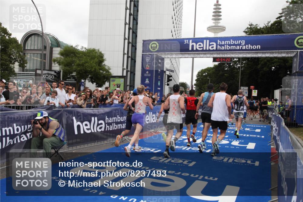 29.06.2025 - hella hamburg halbmarathon Michael Strokosch http://msf.ph/oto/8237493 29.06.2025 10:54:19 Ziel 3103, 3177, 3861, 3898, 6082, 6084, 6443, 7274, 8223, 9791, 11430, 12213, 13033, 13794, 13803, 15169, 15524, 16527, 16574, 16750, 16780, 17087 meine-sportfotos.de