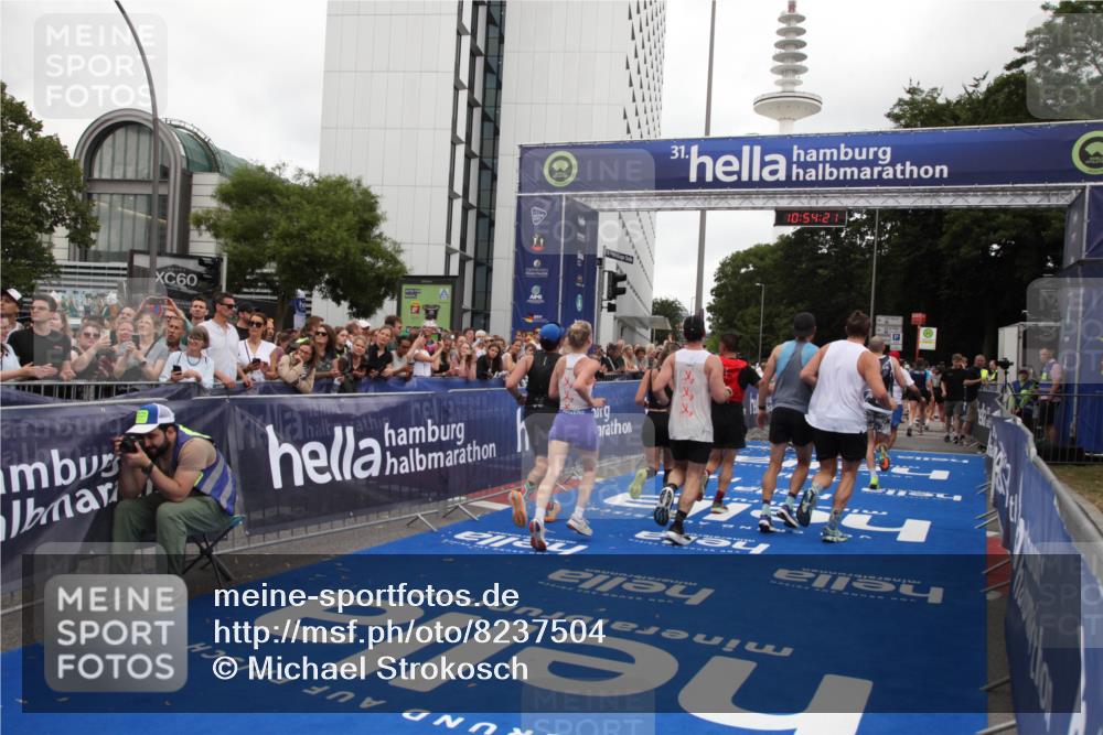 29.06.2025 - hella hamburg halbmarathon Michael Strokosch http://msf.ph/oto/8237504 29.06.2025 10:54:20 Ziel 3103, 3177, 3861, 3898, 6082, 6084, 6443, 7274, 8223, 11430, 12213, 13033, 13803, 15169, 15524, 16527, 16574, 16750, 16780, 16879, 17087 meine-sportfotos.de