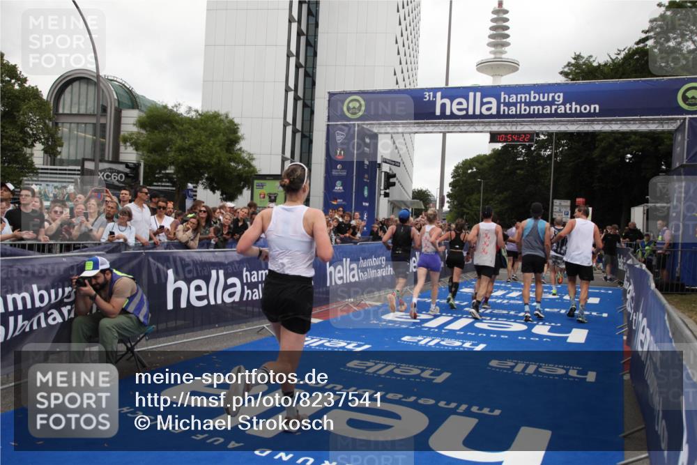 29.06.2025 - hella hamburg halbmarathon Michael Strokosch http://msf.ph/oto/8237541 29.06.2025 10:54:20 Ziel 3103, 3177, 3861, 3898, 6082, 6084, 6443, 7274, 8223, 11430, 12213, 13033, 13803, 15169, 15524, 16527, 16574, 16750, 16780, 16879, 17087 meine-sportfotos.de