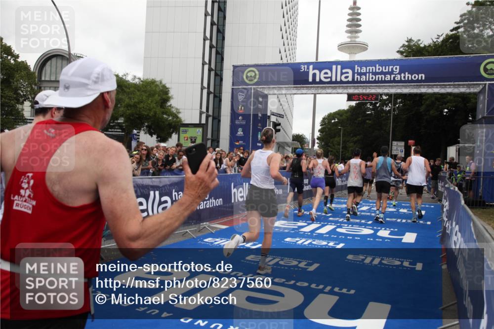 29.06.2025 - hella hamburg halbmarathon Michael Strokosch http://msf.ph/oto/8237560 29.06.2025 10:54:21 Ziel 1267, 3103, 3177, 3861, 3898, 6082, 6084, 6443, 7274, 8223, 11430, 12213, 13033, 13289, 13803, 15169, 15946, 16527, 16574, 16750, 16780, 16879, 17087, 17698, 18268 meine-sportfotos.de