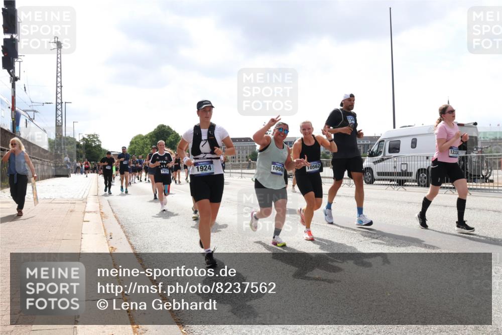 29.06.2025 - hella hamburg halbmarathon Lena Gebhardt http://msf.ph/oto/8237562 29.06.2025 10:45:15 Lombardsbrücke 1024, 1273, 1629, 1685, 1713, 1798, 1924, 2007, 2216, 2217, 2657, 2664, 2779, 3160, 3164, 3357, 3377, 3570, 3879, 3993, 4099, 4102, 4186, 4224, 4275, 4306, 4337, 4504, 4820, 4851, 5099, 5108, 5190, 5339, 5636, 5949, 6150, 6509, 6763, 6788, 6841, 6888, 6911, 6922, 6980, 7283, 7530, 7541, 7699, 7859, 7912, 8582, 8594, 8605, 8762, 8907, 9036, 9084, 9085, 9620, 10030, 10182, 10225, 10562, 10566, 10668, 10707, 11314, 12198, 12332, 12334, 12394, 13039, 13261 meine-sportfotos.de