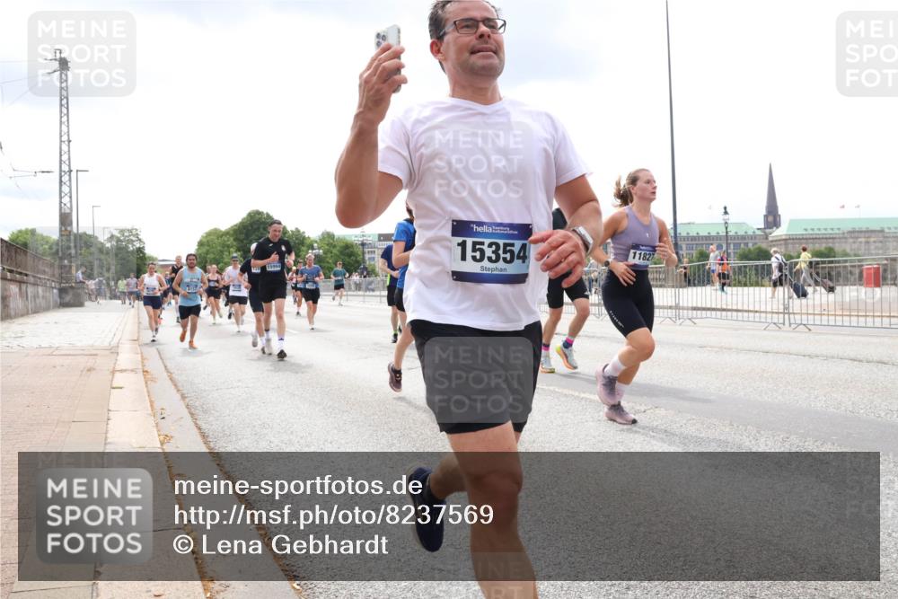 29.06.2025 - hella hamburg halbmarathon Lena Gebhardt http://msf.ph/oto/8237569 29.06.2025 10:33:44 Lombardsbrücke 1189, 1275, 1417, 1705, 1787, 1896, 1995, 2342, 2482, 2776, 2838, 3170, 3264, 3340, 3341, 3345, 3560, 3812, 4164, 4361, 4433, 4445, 4449, 4479, 4696, 4807, 4942, 5075, 5096, 5141, 5557, 5561, 5566, 5569, 5584, 5691, 5821, 5822, 5887, 6109, 6364, 6515, 6516, 6854, 6956, 6999, 7027, 7565, 7653, 7705, 8021, 8157, 8202, 8282, 8375, 8377, 8383, 8401, 8891, 9094, 9234, 9258, 9438, 9591, 9592, 9750, 9780, 9799, 9875, 9995, 10007, 10071, 10561, 11811 meine-sportfotos.de