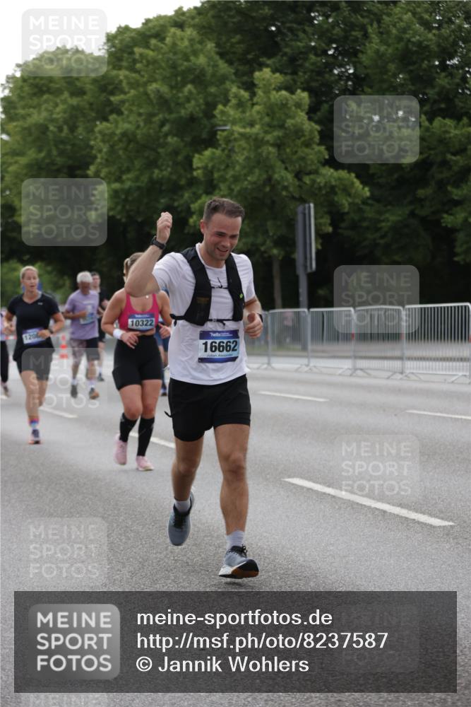 29.06.2025 - hella hamburg halbmarathon Jannik Wohlers http://msf.ph/oto/8237587 29.06.2025 10:29:07 Lombardsbrücke 1063, 1230, 1661, 3179, 3311, 3524, 4349, 4395, 6285, 6725, 7517, 7832, 8812, 9714, 10322, 10641, 10996, 11249, 11269, 11634, 11792, 11803, 12086, 12216, 13382, 14644, 16306, 16659, 16662, 16676, 17496, 17945, 18298, 18299 meine-sportfotos.de