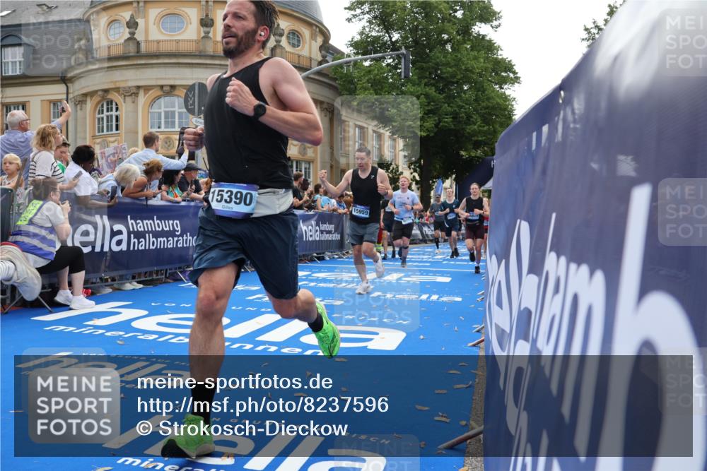29.06.2025 - hella hamburg halbmarathon Strokosch-Dieckow http://msf.ph/oto/8237596 29.06.2025 10:35:27 Ziel 1344, 1889, 4050, 4944, 5269, 10384, 10771, 10877, 11898, 15390, 15701, 15931, 15959, 16695, 16811, 17612, 17826, 19022 meine-sportfotos.de
