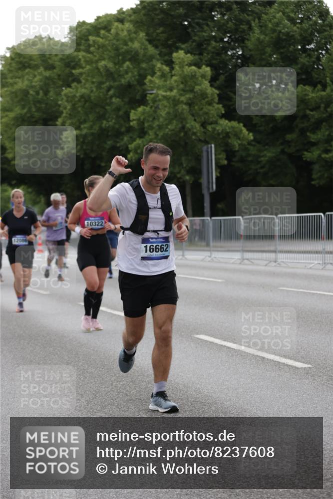 29.06.2025 - hella hamburg halbmarathon Jannik Wohlers http://msf.ph/oto/8237608 29.06.2025 10:29:07 Lombardsbrücke 1063, 1230, 1661, 3179, 3311, 3524, 4349, 4395, 6285, 6725, 7517, 7832, 8812, 9714, 10322, 10641, 10996, 11249, 11269, 11634, 11792, 11803, 12086, 12216, 13382, 14644, 16306, 16659, 16662, 16676, 17496, 17945, 18298, 18299 meine-sportfotos.de