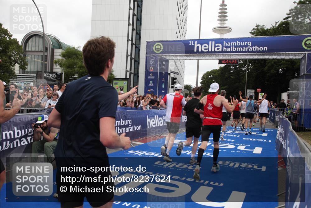 29.06.2025 - hella hamburg halbmarathon Michael Strokosch http://msf.ph/oto/8237624 29.06.2025 10:54:22 Ziel 1267, 3103, 3177, 3861, 6082, 6084, 6512, 7274, 8223, 11430, 13033, 13289, 13803, 15169, 15946, 16527, 16574, 16750, 16879, 17087, 17698, 18268 meine-sportfotos.de