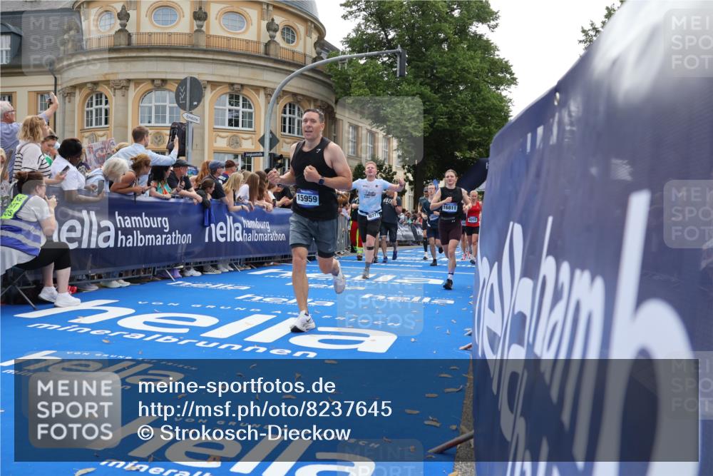 29.06.2025 - hella hamburg halbmarathon Strokosch-Dieckow http://msf.ph/oto/8237645 29.06.2025 10:35:28 Ziel 1344, 1889, 4050, 5269, 10384, 10771, 10877, 11898, 15390, 15701, 15931, 15959, 16123, 16695, 16811, 17612, 17826, 19022 meine-sportfotos.de