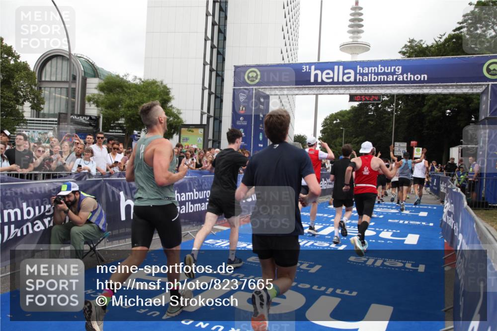 29.06.2025 - hella hamburg halbmarathon Michael Strokosch http://msf.ph/oto/8237665 29.06.2025 10:54:22 Ziel 1267, 3103, 3177, 3861, 6082, 6084, 6512, 7274, 8223, 11430, 13033, 13289, 13803, 15169, 15946, 16527, 16574, 16750, 16879, 17087, 17698, 18268 meine-sportfotos.de