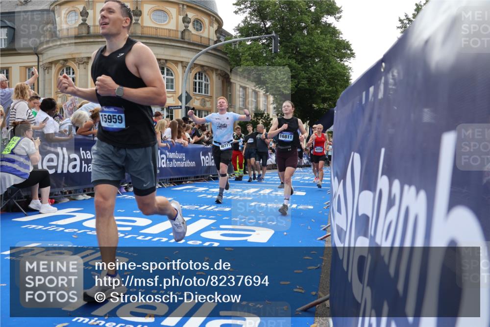 29.06.2025 - hella hamburg halbmarathon Strokosch-Dieckow http://msf.ph/oto/8237694 29.06.2025 10:35:29 Ziel 1344, 1889, 4050, 5269, 10384, 10771, 15390, 15931, 15959, 16123, 16695, 16811, 17612, 17826, 18841, 19022 meine-sportfotos.de