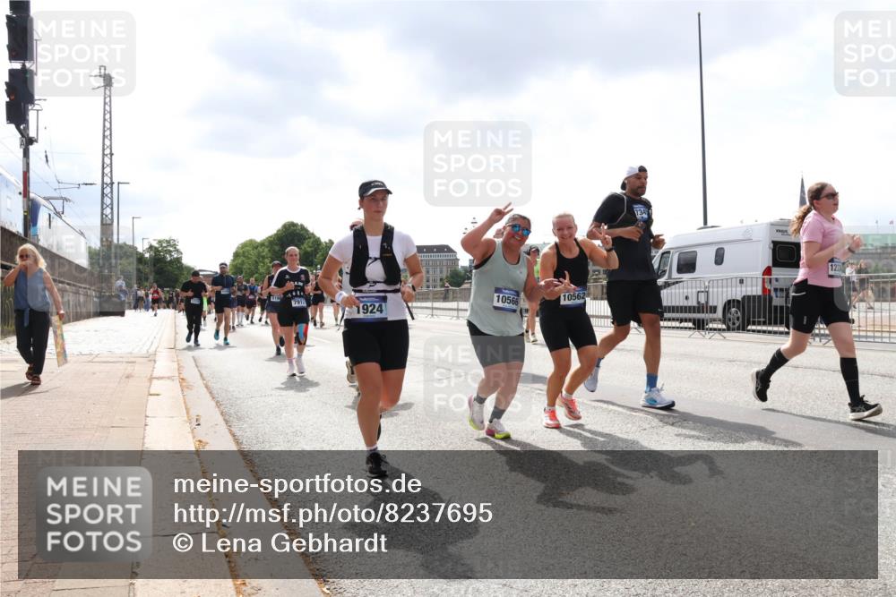 29.06.2025 - hella hamburg halbmarathon Lena Gebhardt http://msf.ph/oto/8237695 29.06.2025 10:45:15 Lombardsbrücke 1024, 1273, 1629, 1685, 1713, 1798, 1924, 2007, 2216, 2217, 2657, 2664, 2779, 3160, 3164, 3357, 3377, 3570, 3879, 3993, 4099, 4102, 4186, 4224, 4275, 4306, 4337, 4504, 4820, 4851, 5099, 5108, 5190, 5339, 5636, 5949, 6150, 6509, 6763, 6788, 6841, 6888, 6911, 6922, 6980, 7283, 7530, 7541, 7699, 7859, 7912, 8582, 8594, 8605, 8762, 8907, 9036, 9084, 9085, 9620, 10030, 10182, 10225, 10562, 10566, 10668, 10707, 11314, 12198, 12332, 12334, 12394, 13039, 13261 meine-sportfotos.de