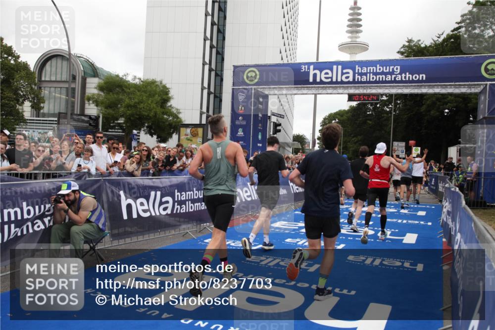29.06.2025 - hella hamburg halbmarathon Michael Strokosch http://msf.ph/oto/8237703 29.06.2025 10:54:23 Ziel 1267, 1442, 3103, 3177, 3861, 6082, 6084, 6511, 6512, 7274, 8223, 8772, 11430, 13033, 13289, 13803, 15946, 16527, 16574, 16750, 16879, 17087, 17698, 18268 meine-sportfotos.de