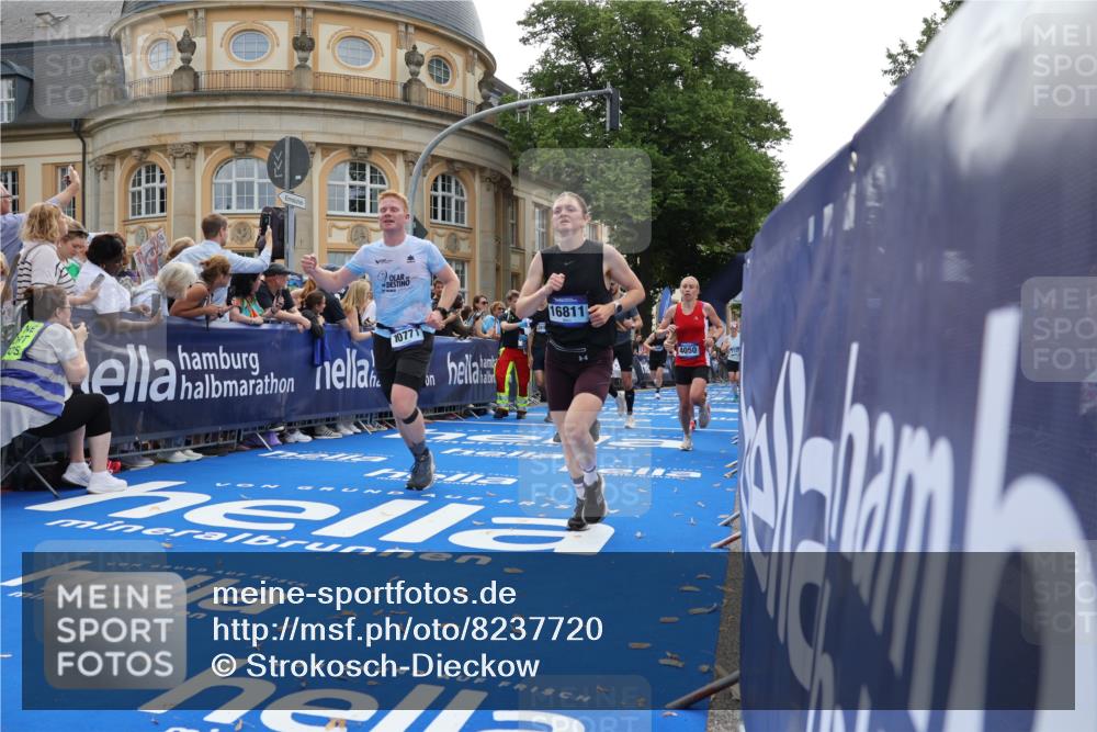 29.06.2025 - hella hamburg halbmarathon Strokosch-Dieckow http://msf.ph/oto/8237720 29.06.2025 10:35:29 Ziel 1344, 1889, 4050, 5269, 10384, 10771, 15390, 15931, 15959, 16123, 16695, 16811, 17612, 17826, 18841, 19022 meine-sportfotos.de