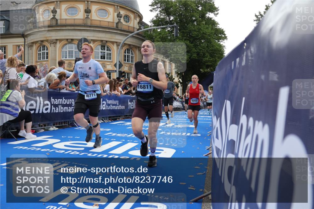 29.06.2025 - hella hamburg halbmarathon Strokosch-Dieckow http://msf.ph/oto/8237746 29.06.2025 10:35:30 Ziel 1344, 1889, 4050, 5269, 10384, 10771, 15390, 15931, 15959, 16123, 16695, 16811, 17612, 17826, 18841, 19022 meine-sportfotos.de